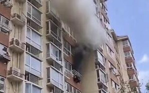 闵行区曙建路一居民小区发生火灾 幸无人员伤亡