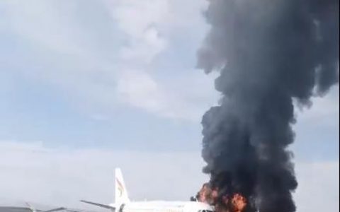 重庆江北国际机场一航班冲出跑道起火，现已灭火救援