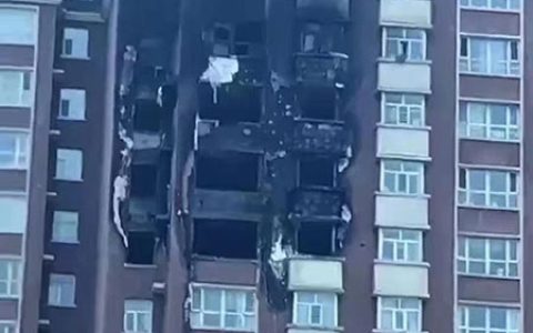 新疆乌鲁木齐一高层住宅楼疑因插线板着火引发火灾造成10人死亡