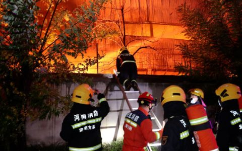 河南一两层钢结构厂房发生火灾 着火物质为塑料、家具等 已致36死2伤 2人失联