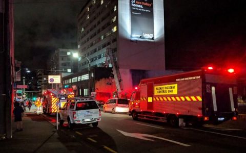 新西兰惠灵顿市中心一旅馆发生火灾 已致6人死亡