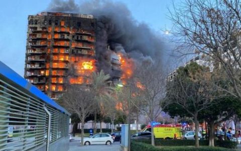 14层公寓突发火灾致10人死亡 初步原因已查明