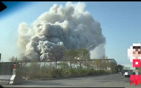河南新乡一仓库发生火灾，已扑灭，暂无伤亡