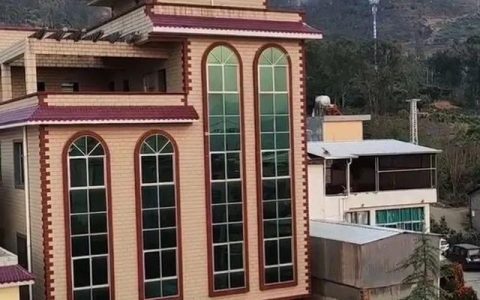 云南宜良突发山火向村庄蔓延 当地消防：已撤离周边居民，暂无人员伤亡