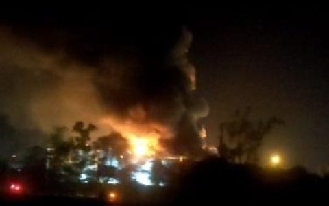 伊朗一炼油厂发生火灾 已造成1人死亡