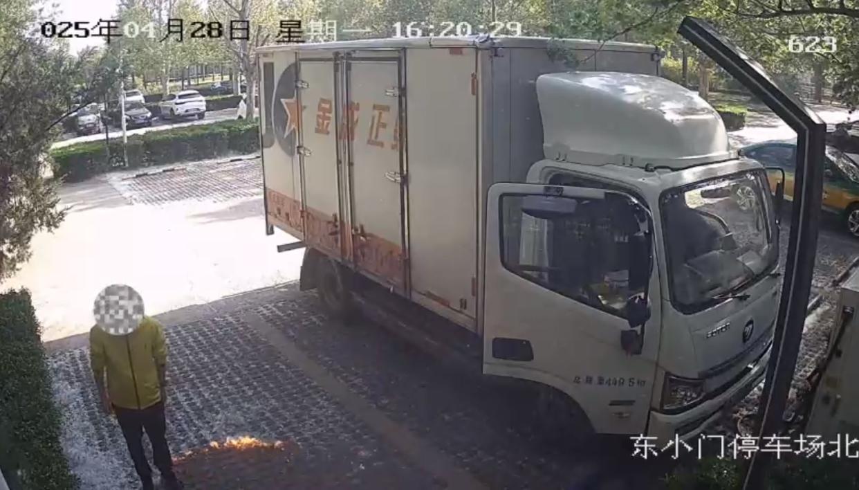 顺义一男子用打火机“顺手”点燃杨柳絮引发火灾，被拘留10天