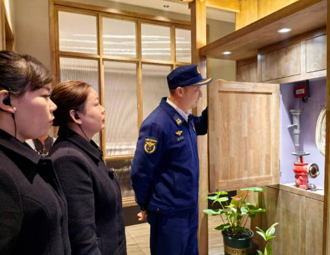 武汉消防开展冬春火灾除患攻坚“百日会战”集中夜巡行动