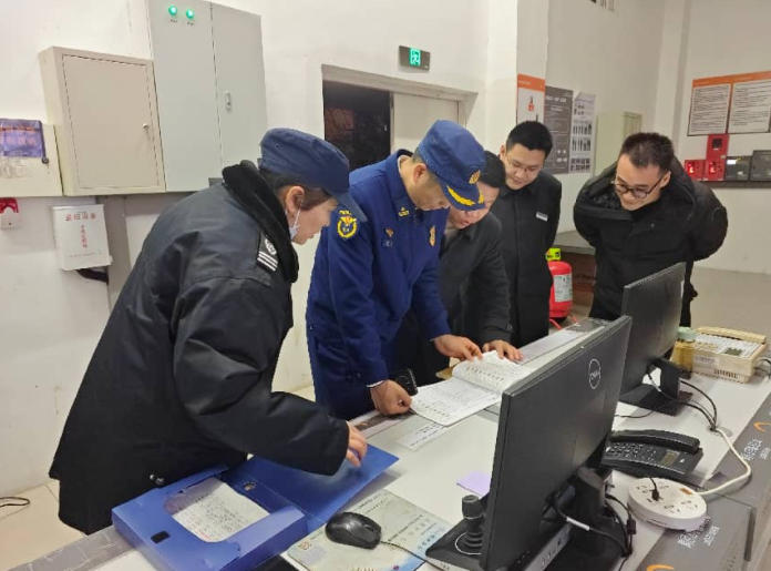 武汉消防开展冬春火灾除患攻坚“百日会战”集中夜巡行动