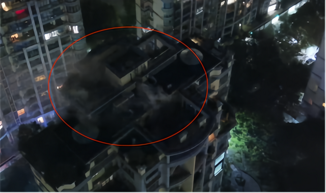 上海1000平高层住宅深夜突发火灾，女子被发现时已昏迷，现场画面公开