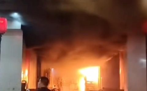 山西临汾尧都区柏松大厦发生火灾 二楼一网吧内3人死亡