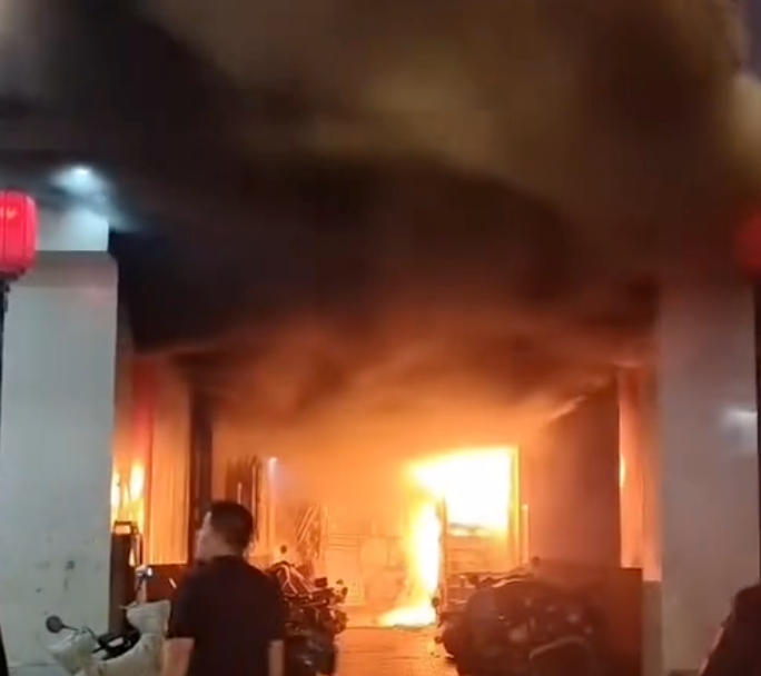 山西临汾尧都区柏松大厦发生火灾 二楼一网吧内3人死亡