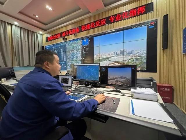 上海1000平高层住宅深夜突发火灾，女子被发现时已昏迷，现场画面公开