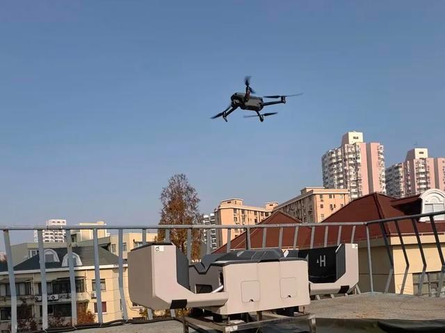 上海1000平高层住宅深夜突发火灾，女子被发现时已昏迷，现场画面公开