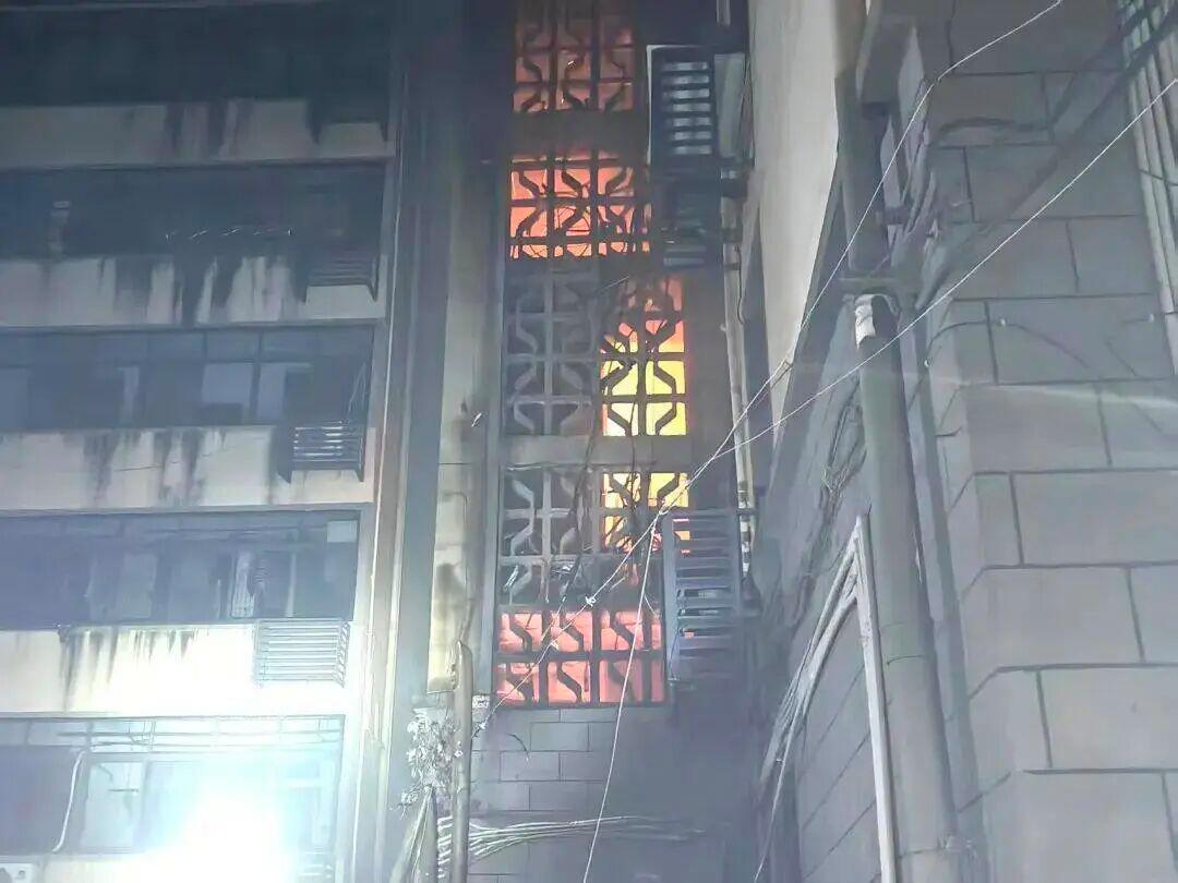 江西南昌一小区深夜突发火灾,16人被困,这个习惯太危险